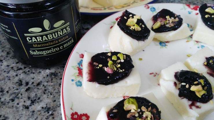Marmelada de sabugueiro sobre queixo 