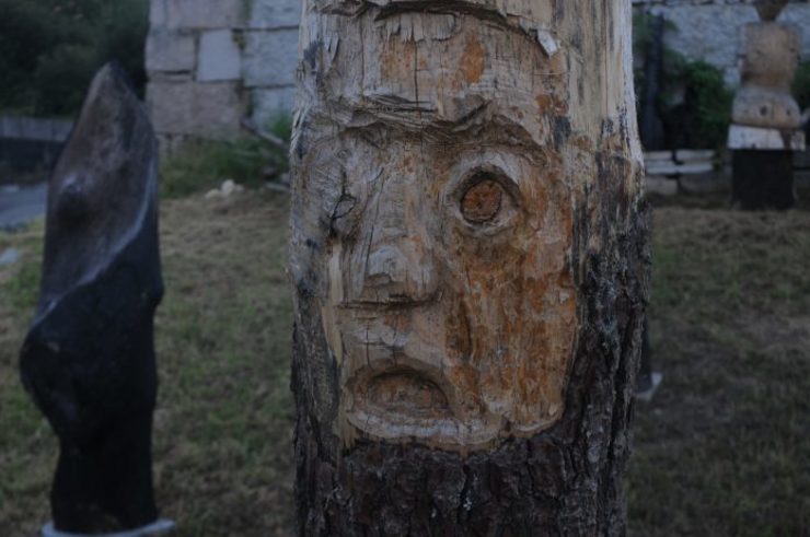 Escultura en madeira en Chandebrito, Gondomar / Miguel Núñez