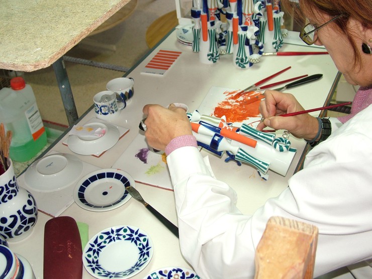 Traballadora na cerámica de Sargadelos 