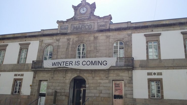 O MARCO de Vigo cando colocaran a pancarta "Winter is comingo"/ Twitter @beaviana1
