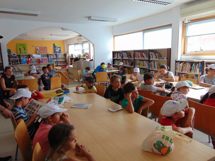 Campamento de verán, visita á Biblioteca de Redondela