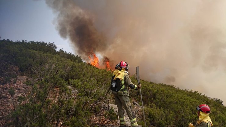 Incendio en Invernadeiro/brigada e helicóptero de Vilamaior