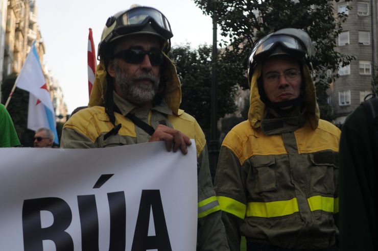Manifestación de axentes forestais en Vigo que contou co apoio de bombeiros e brigadistas de todo o país 