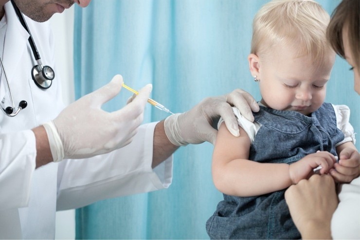 Vacinando a un neno.. ISTOCK - Arquivo