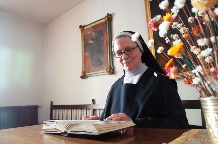 Sor María Blanca lendo nunha sala do mosteiro