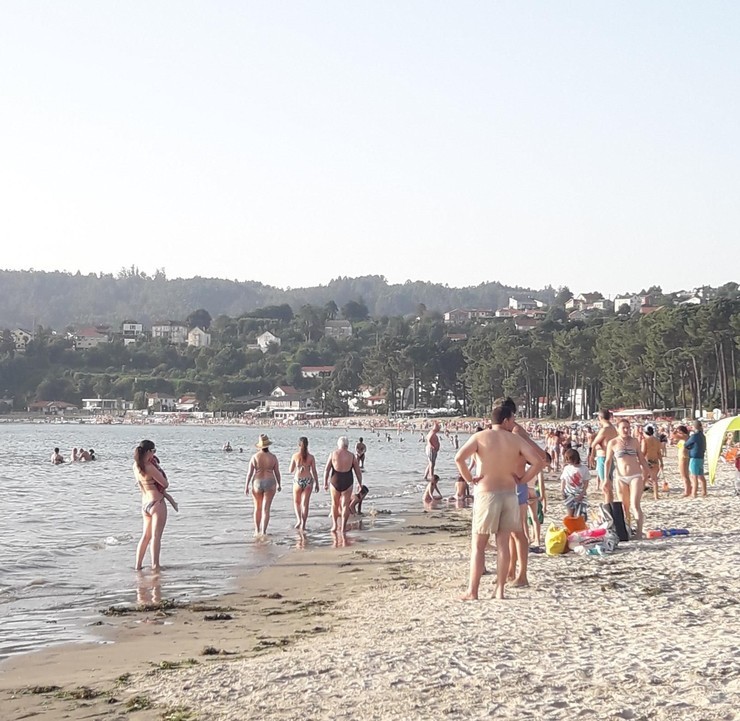 Bañistas nunha praia 