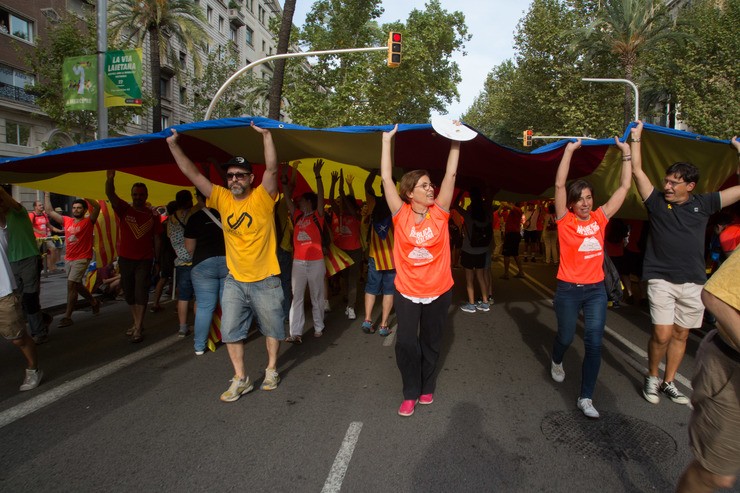 Manifestantes durante a Diada na que se corearon lemas a favor da independencia e da República 