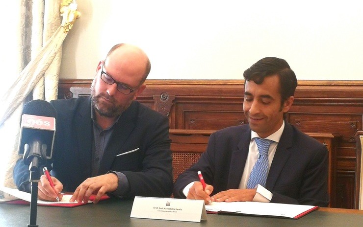 Firma do acordo de cesión de terreos para construír unha residencia de maiores / Europa Press
