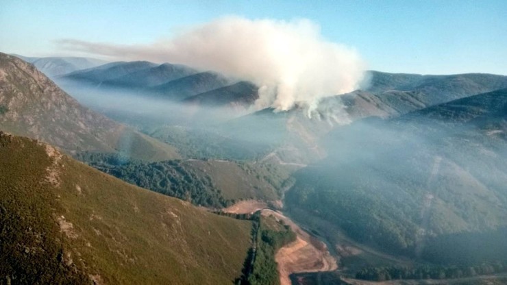 Imaxe do incendio en Ou Invernadoiro. ASOCIACIÓN ECOLOGISTA ARCO IRIS