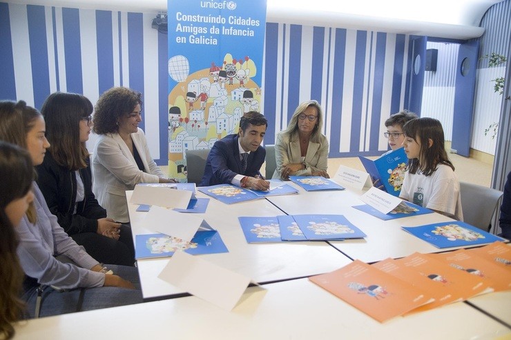O conselleiro de Política Social atende as demandas dos nenos. XUNTA / Europa Press