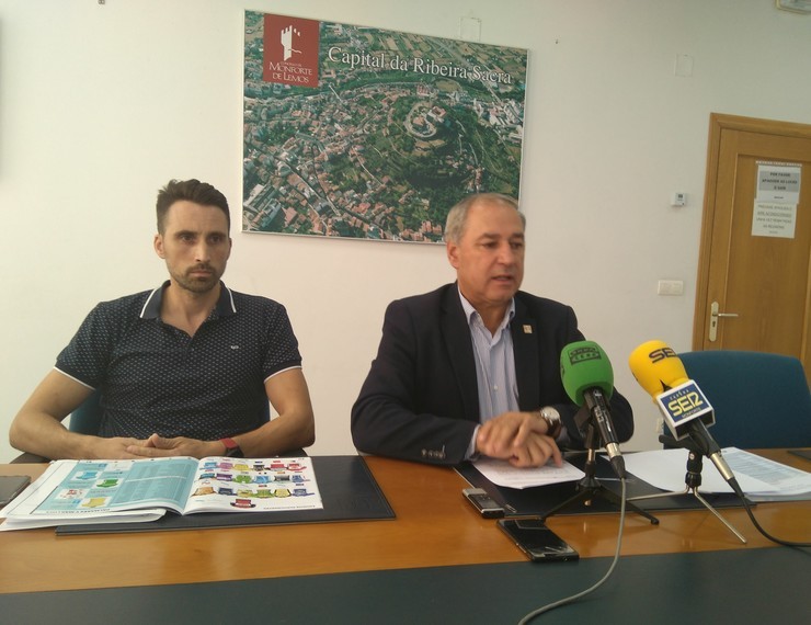 Técnico de Deportes e alcalde en rolda de prensa. Fonte: GC