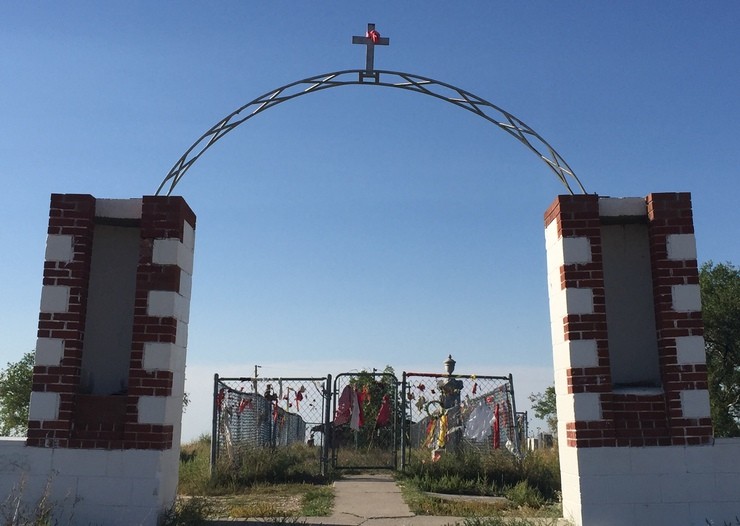 Entrada ó cemiterio e fosa común de Wounded Knee, na Reserva India de Pine Ridge