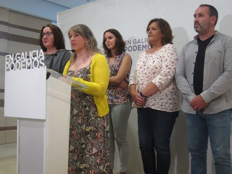 A secretaria xeral de Podemos Galicia, Carmen Santos, en rolda de prensa 