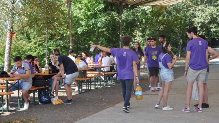 Estudantes con prendas lila para vixiar posibles accións de violencia de xénero no San Teleco da Universidade de Vigo / XdV