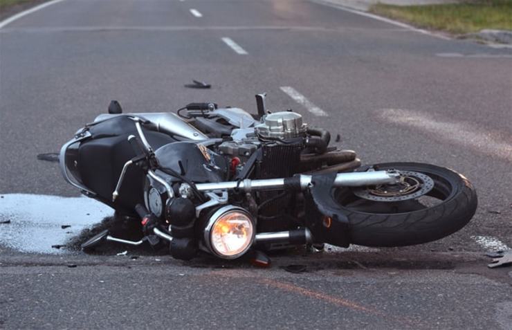 Unha moto tras un accidente na estrada / /seguros.elcorteingles.es