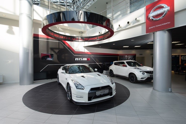 Concesionario de Nissan. NISSAN - Archivo 