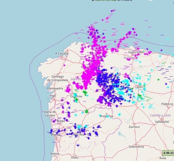 Raios rexistrados durante esta madrugada en Galicia. METEOGALICIA / Europa Press