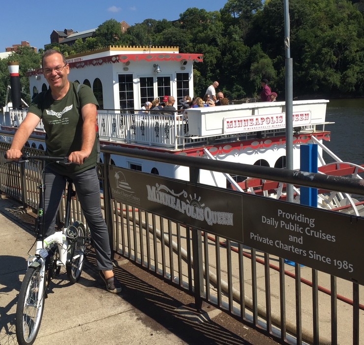 Na salvaxe compaña de Dahon á beira do río Misisipi en Minneápolis