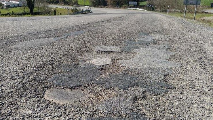 Estado da estrada N-550 entre Lugo e Ourense, chega de fochancas e en mal estado 