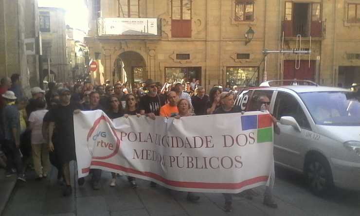 Manifestación en Santiago pola dignidade dos medios públicos 