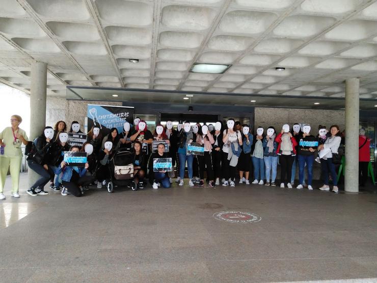 Protesta de Enfermeiras eventuais en loita fronte a un centro de saúde 