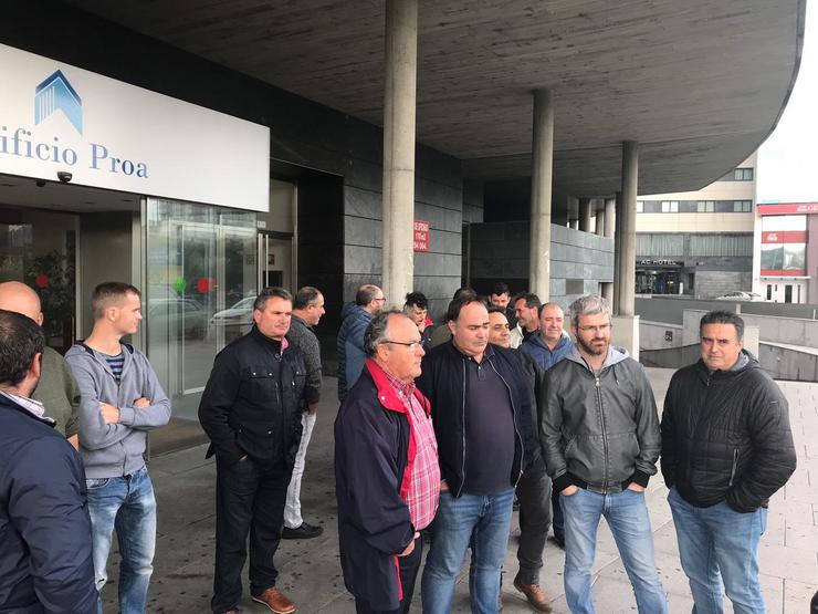 Representantes sindicais e traballadores de auxiliares da central das Pontes, á saída dunha protesta nas oficinas de Endesa. CIG 
