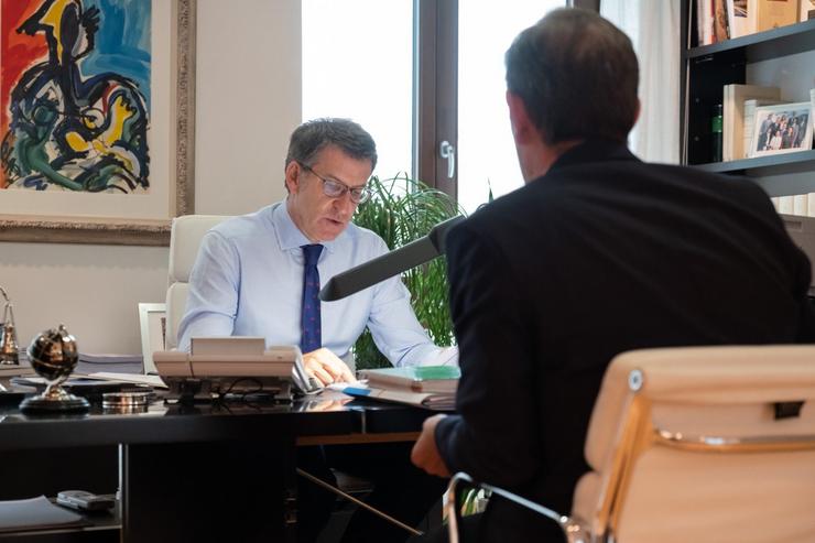 O presidente da Xunta, Alberto Núñez Feijóo, analiza os orzamentos co conselleiro de Facenda, Valeriano Martínez. PERFIL DE ALBERTO NÚÑEZ FEIJÓO EN TWITTER 