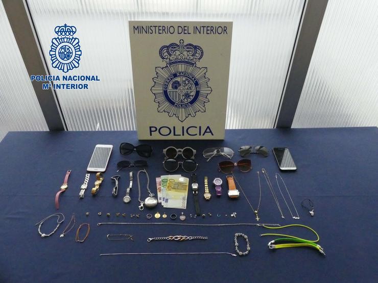 Efectos intervidos a un home e a unha muller detidos por roubo con forza na Coruña.. POLICÍA NACIONAL 