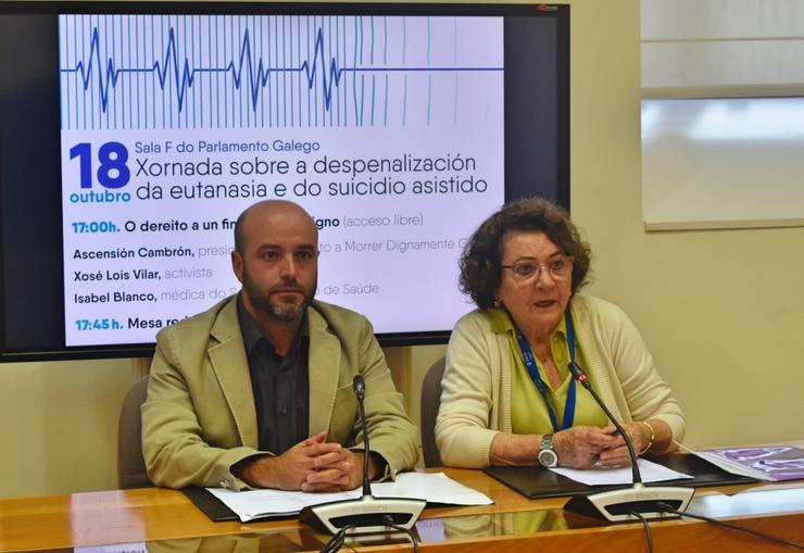 O portavoz do grupo mixto, Luís Villares, e a vicpresidenta da Asociación Vivir Dignamente en Galicia, Asunción Cambrón. SANTIAGO / Europa Press