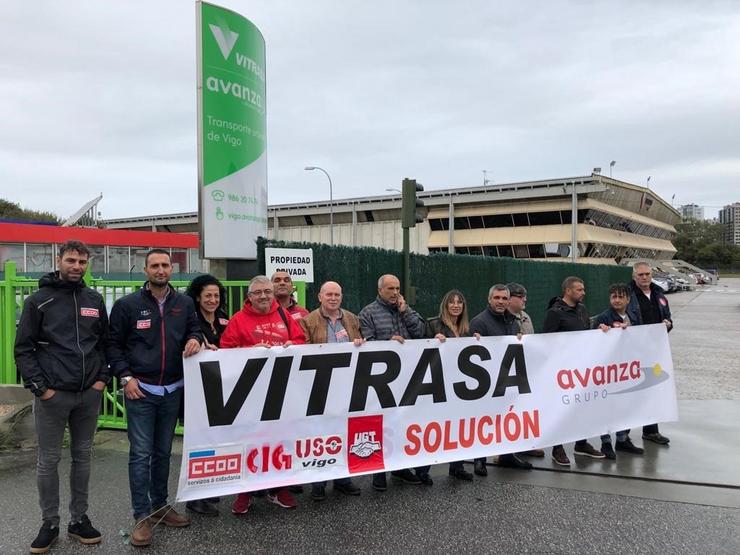 Imaxe de traballadores de Vitrasa ante a sede da compañía.. CIG