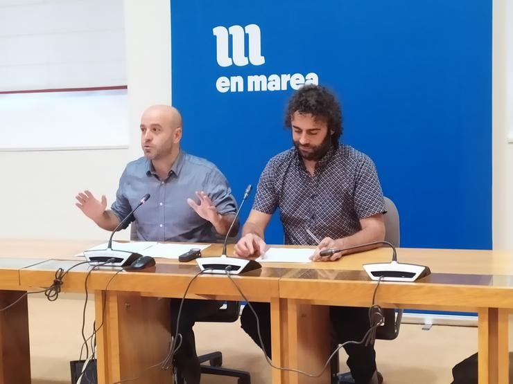 O portavoz do grupo mixto e de En Marea, Luís Villares, ofrece unha rolda de prensa xunto ao parlamentario Davide Rodríguez 