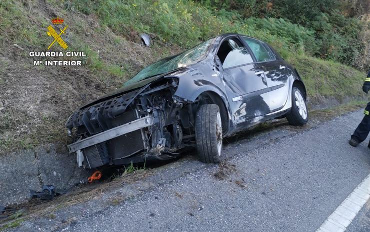 Vehículo accidentado en Pontevedra. GARDA CIVIL 