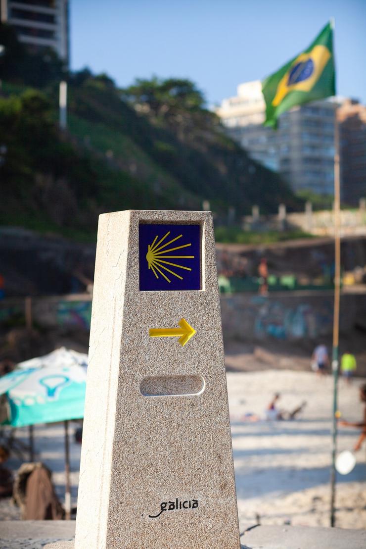 Poste de indica a dirección cara á que está orientada a cidade de Santiago de Compostela. XUNTA 
