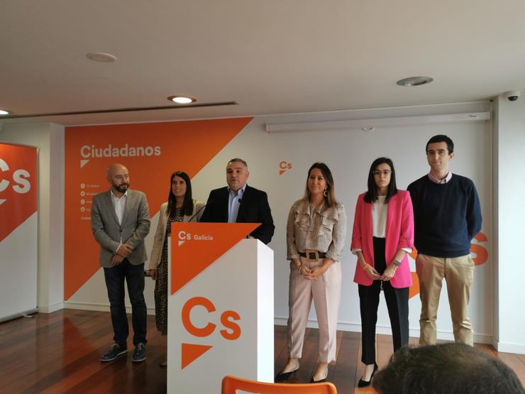 O secretario de Organización de Cidadáns Galicia, Laureano Bermejo, xunto ás candidatas ao 10N pola Coruña e Pontevedra, María Vilas e Beatriz Piñeiro, e outros membros do partido. 