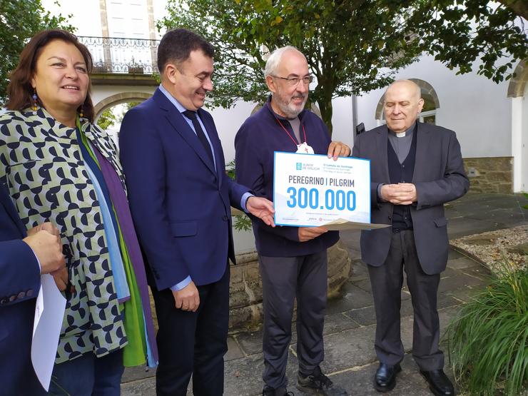 O valisoletano José Antonio Álvarez recibe a acreditación como peregrino 300.000 en recoller a Compostela 