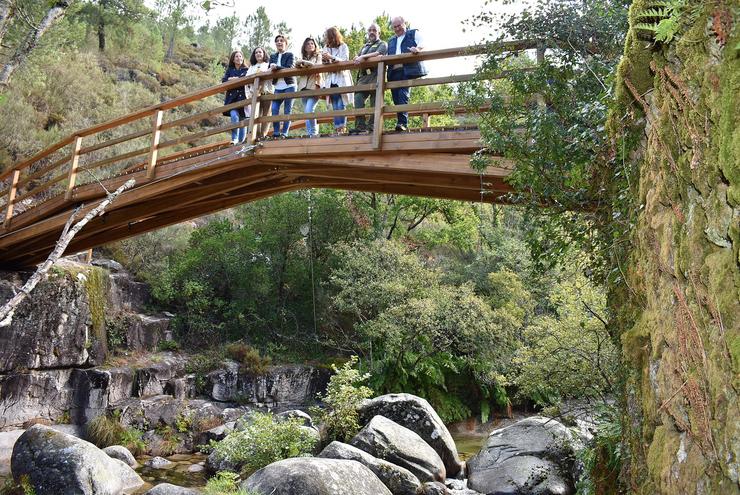 A conselleira de Medio Ambiente, Anxos Vázquez, visita as obras de restauración dunha ponte sobre o río Vilameá, en Lobios (Ourense). XUNTA - Arquivo 