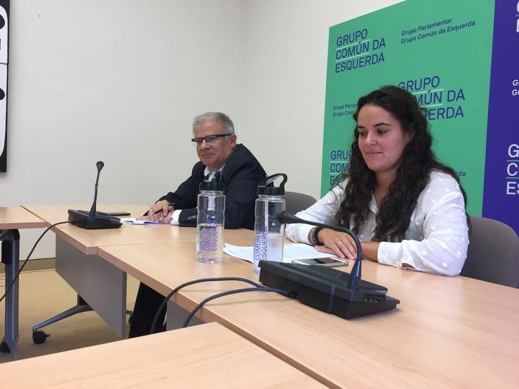 Os deputados do Grupo Común dá Esquerda Luca Chao e Manuel Lago en rolda de prensa. 