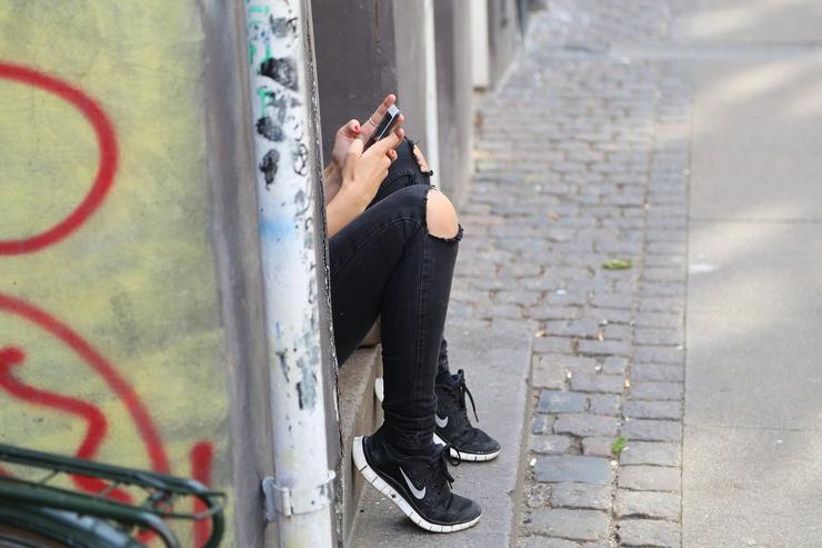 Unha moza co seu móbil. Mocidade, teléfono móbil.. FUNDACIÓN DESCOBRE / Europa Press