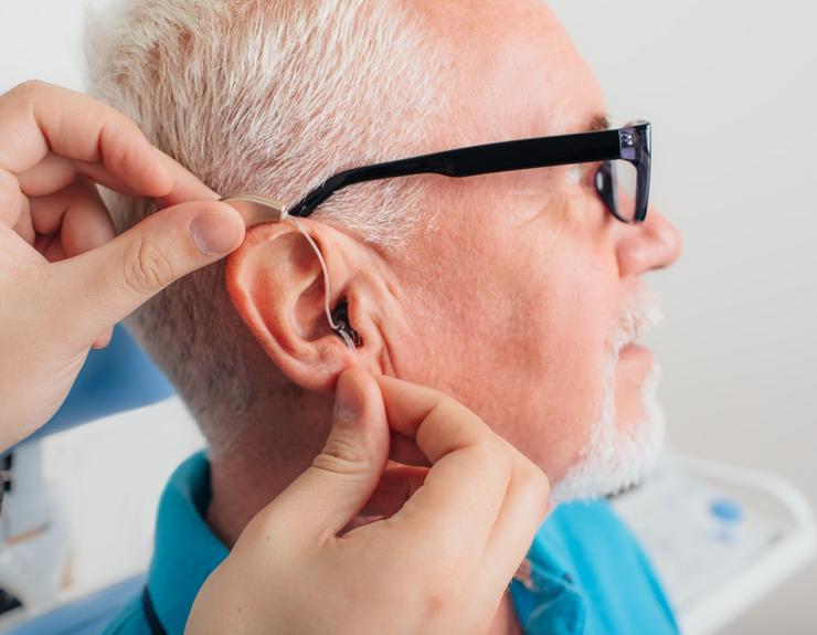Perda auditiva, o que provoca a implantación dun audífono no oído / OI2 - Arquivo