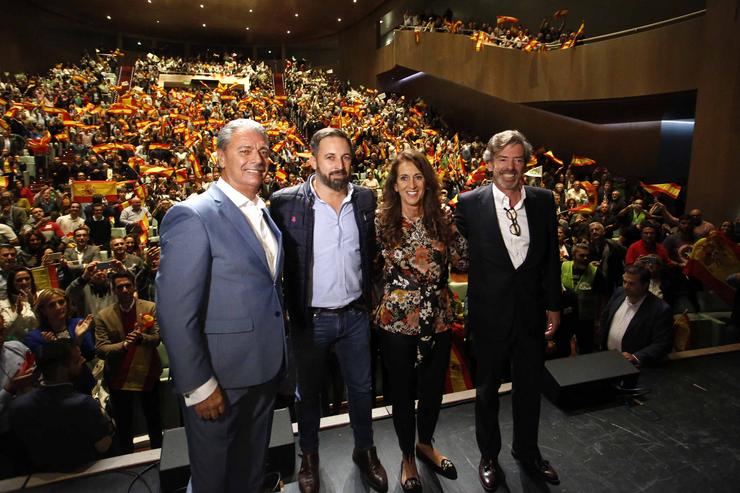 Antonio Budiño, candidato de VOX en Pontevedra (1i), Santiago Abascal, presidente de VOX (2i) nun mitin de Vox en Vigo (Galicia, España), o xoves 24 de outubro de 2019.. Marta Vázquez Rodríguez - Europa Press
