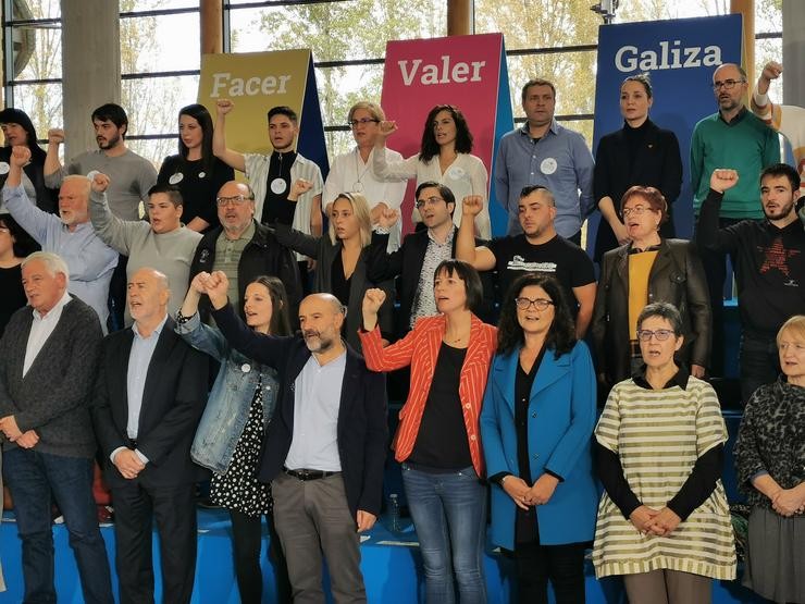 A portavoz do BNG, Ana Pontón, canta o himno galego xunto aos candidatos ao Congreso para o 10N nun multitudinario acto de precampaña en Santiago de Compostela.. MAURO BASTÓN - EUROPA PRESS