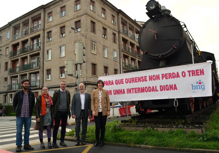 A portavoz nacional do BNG, Ana Pontón, coa cabeza de lista ao Congreso por Ourense o 10N, Francisco García, nunha visita á cidade. 