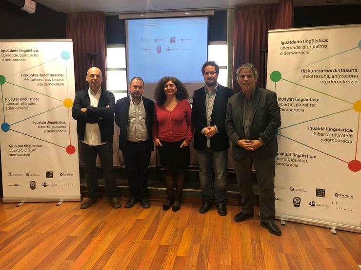 Xuntanza de representantes de entidades de todo o Estado que denuncian a "imposición do español" / A Mesa