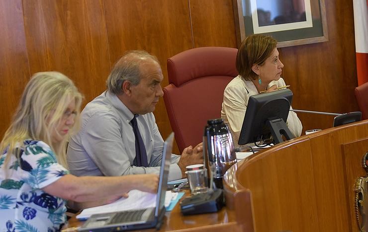 Elena Espinosa (dereita), nun pleno no Concello de Vigo / © Miguel Núñez.