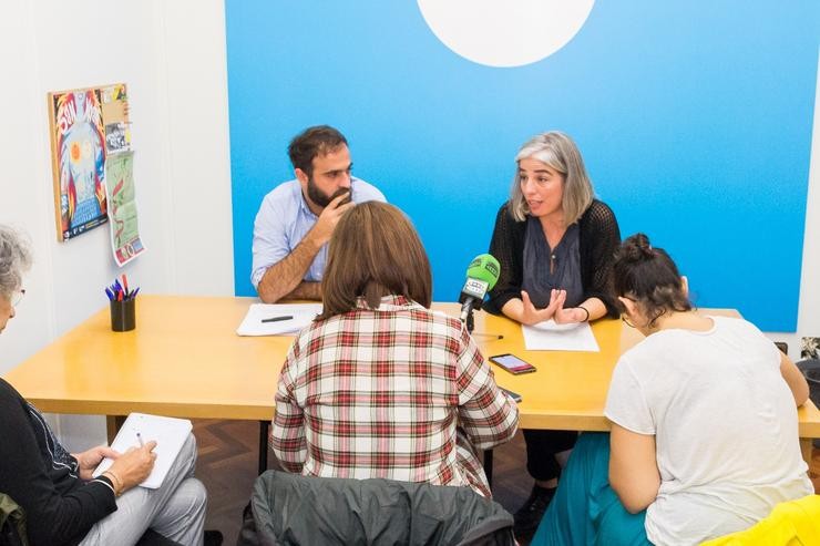 Os edís María García e Iago Martínez, de Marea Atlántica, en rolda de prensa sobre as ordenanzas fiscais. MAREA ATLÁNTICA 