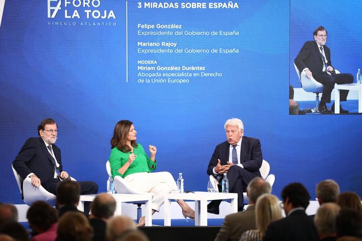 Os expresidentes de Goberno Mariano Rajoy (i) e Felipe González (d) manteñen unha conversa sobre as ?Tres miradas sobre España? moderada pola avogada especialista en dereito da Unión Europea, Míriam González, durante a segunda xornada do For. Beatriz Ciscar - Europa Press 