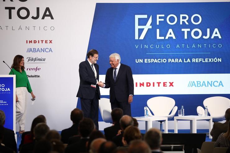 Os expresidentes de Goberno Mariano Rajoy e Felipe González dan a man no Foro la Toja (entrando ao escenario. Beatriz Ciscar - Europa Press