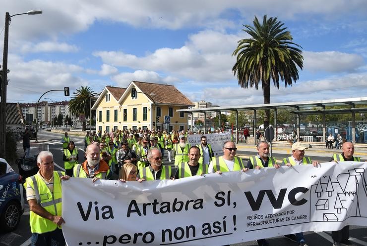 Protesta en Cambre contra a Vía Ártabra. CEDIDA / Europa Press