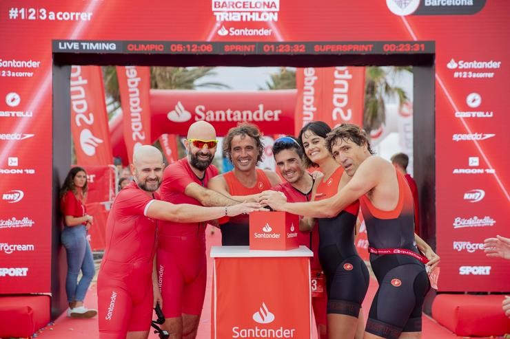 Javier Gómez Noya xunto aos exfutbolistas Xullo Salinas e Santi Ezquerro e a nadadora Thais Henríquez nun tríatlon solidario de Banco Santander. BANCO SANTANDER / Europa Press