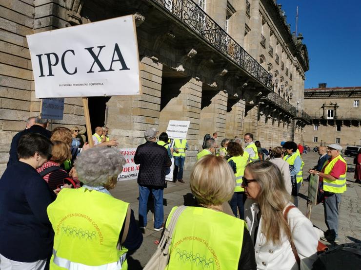 Decenas de xubilados concéntranse na Praza do Obradoiro convocados pola plataforma Pensionistas Compostela.